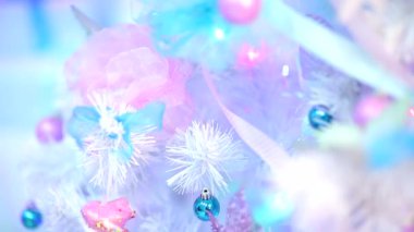 Beyaz ışıklar Oda ve Noel ağacı pembe ve mavi tonlarda dekore edilmiş