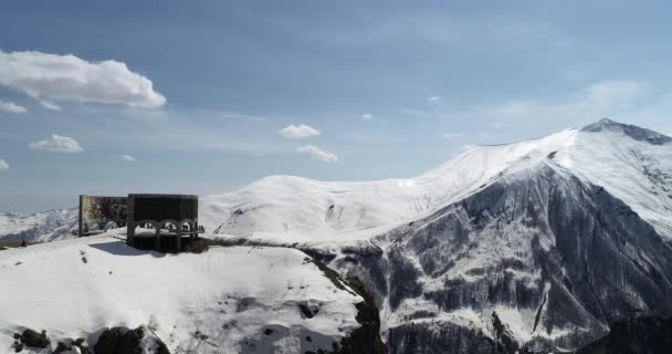 在高加索山上的岩石城堡在格鲁吉亚积雪覆盖 — 图库视频影像