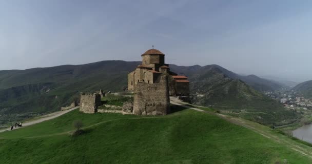 Castelo Colina Verde Nas Montanhas Cáucaso Geórgia — Vídeo de Stock