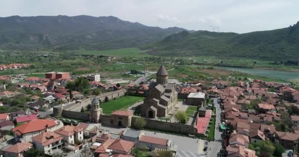 Güzel Kale Ile Gürcistan Kafkas Dağları Yakınlarında Küçük Bir Kasaba — Stok video