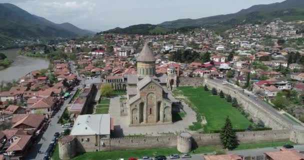 Kota Kecil Georgia Dekat Pegunungan Kaukasus Dengan Kastil Yang Indah — Stok Video
