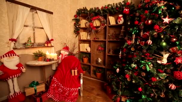 chambre décorée festive pour Noël dans des couleurs rouges et vertes et gros plan sur l'arbre de Noël 