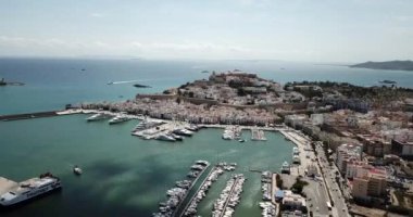 Monaco cityscape mavi deniz ve liman gemi ile havadan görünümü