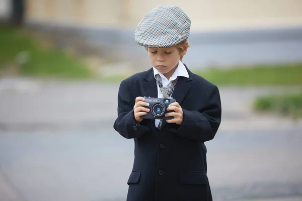 Unga Kaukasiska Pojke Kostym Holding Kamera — Stockfoto