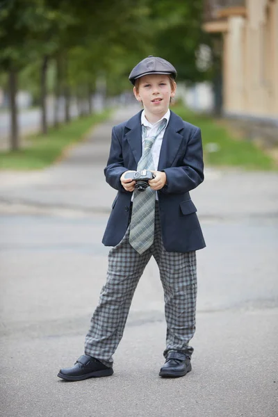 Unga Kaukasiska Pojke Kostym Holding Kamera — Stockfoto