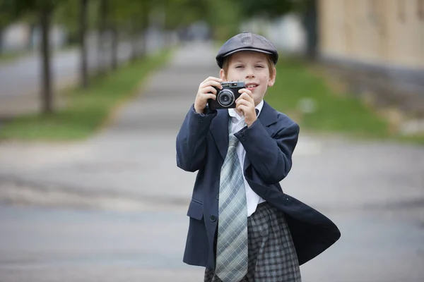 Молодой Кавказский Мальчик Костюме Держит Камеру — стоковое фото