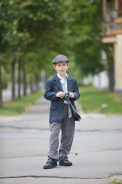 Unga Kaukasiska Pojke Kostym Holding Kamera — Stockfoto