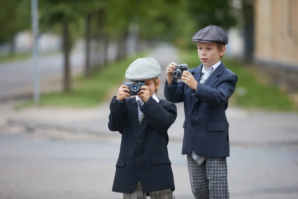 Дети Устраивают Костюмированную Вечеринку Камерами Открытом Воздухе — стоковое фото