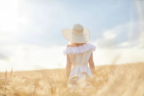 Kaukasisk Kvinna Hatt Med Upphöjda Armar Vetefält Dagtid — Stockfoto