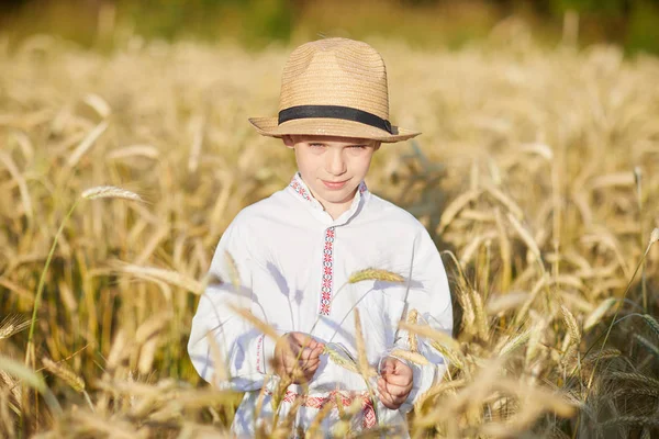 Giovane Ragazzo Caucasico Sul Campo Grano Durante Giorno — Foto Stock