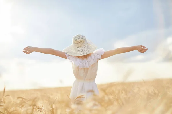 Blanke Vrouw Hoed Met Verhoogde Armen Tarwe Veld Overdag — Stockfoto