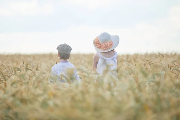 Tineri Caucazieni Băiat Femeie Câmp Grâu Timpul Zilei — Fotografie, imagine de stoc