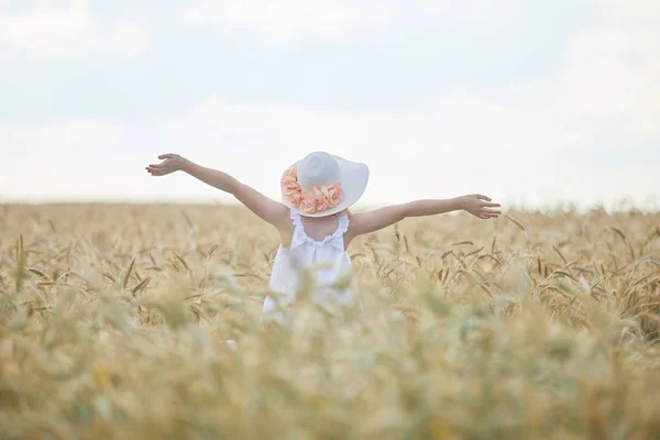 Белая Женщина Шляпе Поднятыми Руками Пшеничном Поле Дневное Время — стоковое фото