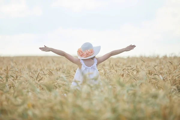 Kavkazská Žena Klobouku Zdviženýma Rukama Pšeničných Polích Během Dne — Stock fotografie