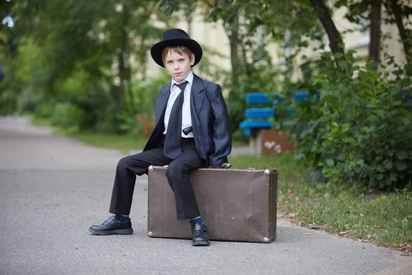 Unga Kaukasiska Pojke Kostym Och Hatt — Stockfoto