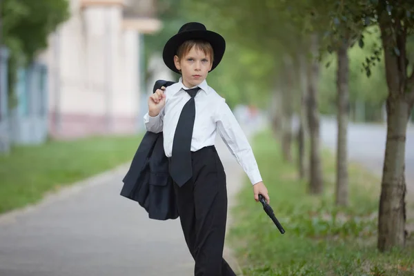 Unga Kaukasiska Pojke Kostym Och Hatt — Stockfoto