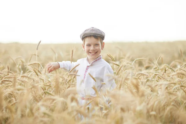 Giovane Ragazzo Caucasico Sul Campo Grano Durante Giorno — Foto Stock