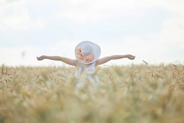 Kaukasisk Kvinna Hatt Med Upphöjda Armar Vetefält Dagtid — Stockfoto