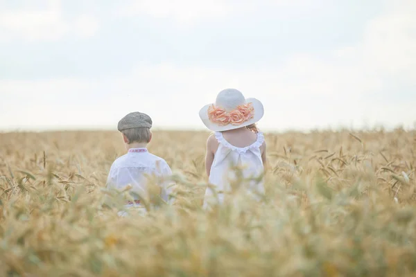 Tineri Caucazieni Băiat Femeie Câmp Grâu Timpul Zilei — Fotografie, imagine de stoc