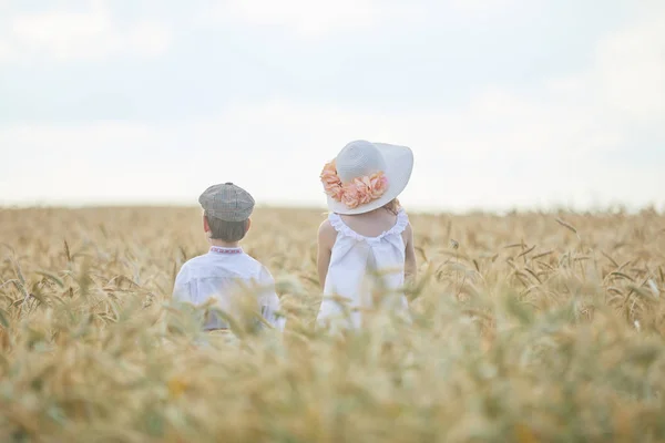 Niño Mujer Caucásicos Jóvenes Campo Trigo Durante Día —  Fotos de Stock