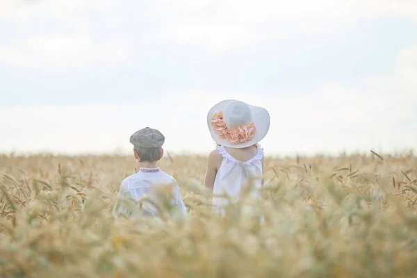 Niño Mujer Caucásicos Jóvenes Campo Trigo Durante Día —  Fotos de Stock