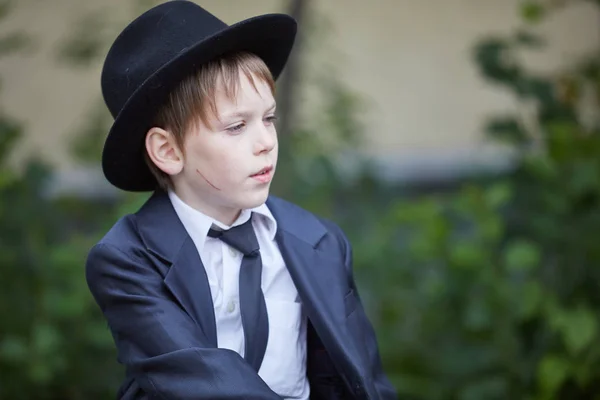 Unga Kaukasiska Pojke Kostym Och Hatt — Stockfoto