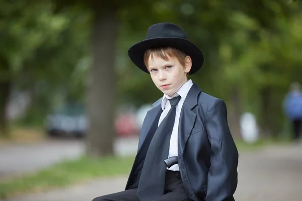 Unga Kaukasiska Pojke Kostym Och Hatt — Stockfoto