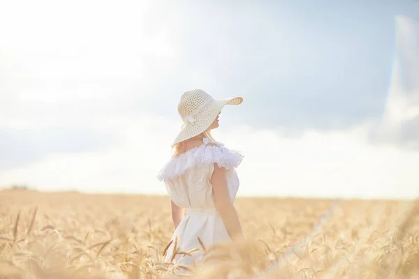 Λευκή Γυναίκα Καπέλο Στο Χωράφι Σιταριού Κατά Διάρκεια Της Ημέρας — Φωτογραφία Αρχείου