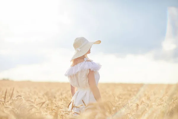 Mujer Caucásica Sombrero Campo Trigo Durante Día —  Fotos de Stock