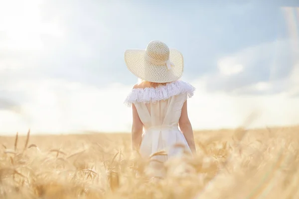 Mujer Caucásica Sombrero Campo Trigo Durante Día —  Fotos de Stock