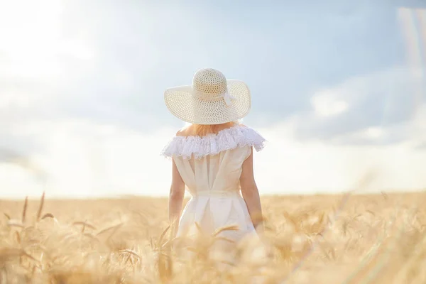 Mujer Caucásica Sombrero Campo Trigo Durante Día —  Fotos de Stock