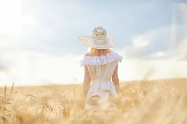 Kaukasisk Kvinna Hatt Vetefält Dagtid — Stockfoto