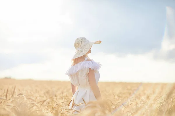 Λευκή Γυναίκα Καπέλο Στο Χωράφι Σιταριού Κατά Διάρκεια Της Ημέρας — Φωτογραφία Αρχείου
