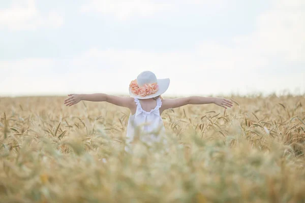 Femeie Caucaziană Pălărie Câmpul Grâu Timpul Zilei — Fotografie, imagine de stoc