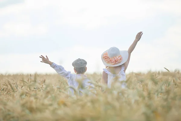 Niño Mujer Caucásicos Jóvenes Campo Trigo Durante Día —  Fotos de Stock