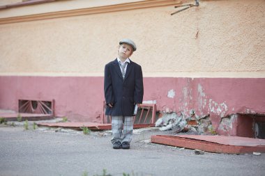 Genç beyaz oğlan içinde takım elbise tutma kamera