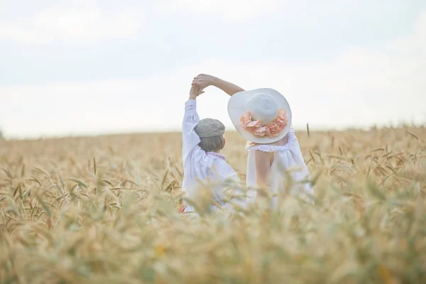 Niño Mujer Caucásicos Jóvenes Campo Trigo Durante Día —  Fotos de Stock