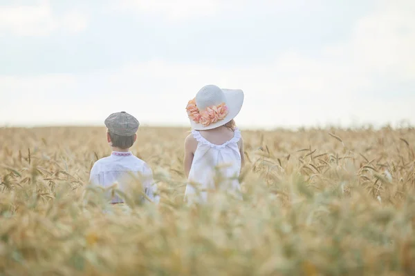 Anak Laki Laki Dan Perempuan Muda Kaukasia Ladang Gandum Pada — Stok Foto