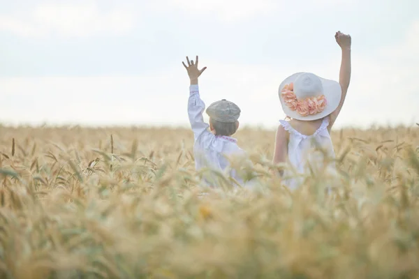 Niño Mujer Caucásicos Jóvenes Campo Trigo Durante Día —  Fotos de Stock