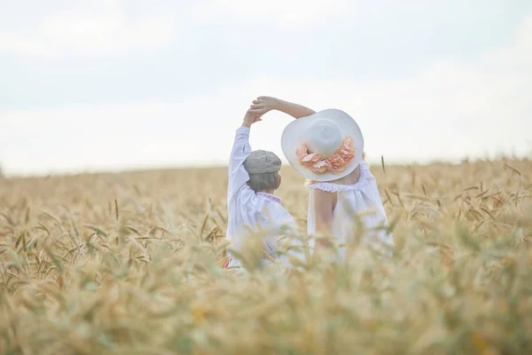 Mladý Kavkazský Chlapec Žena Pšeničném Poli Během Dne — Stock fotografie