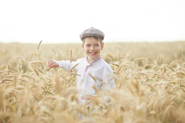 Giovane Ragazzo Caucasico Sul Campo Grano Durante Giorno — Foto Stock