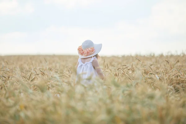 Белая Женщина Шляпе Пшеничном Поле Днем — стоковое фото