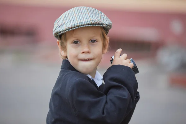 Unga Kaukasiska Pojke Kostym Holding Kamera — Stockfoto