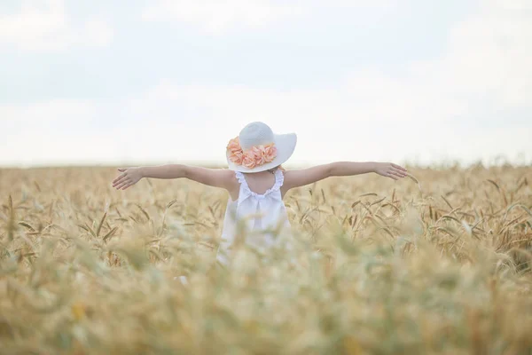 Femeie Caucaziană Pălărie Câmpul Grâu Timpul Zilei — Fotografie, imagine de stoc