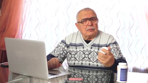 Senior homme en lunettes assis et lit l'instruction de la médecine — Video