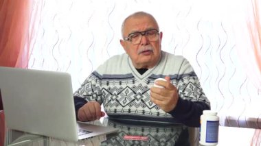bıyıklı yaşlı adam yüksek sesle ilaç talimat okur oturur