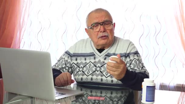 Öreg férfi bajusz ül olvasás hangosan gyógyszert utasítás — Stock videók