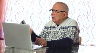 üst düzey buruşuk adam telefonda bilgi ve görüşmeler aşağı koyar