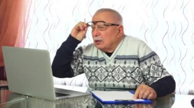 üst düzey adam dizüstü bilgisayar ekranından bilgi yazıyor