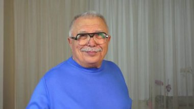 dedesi seyirci gözlük ve gülümsüyor kaldırır adresleri